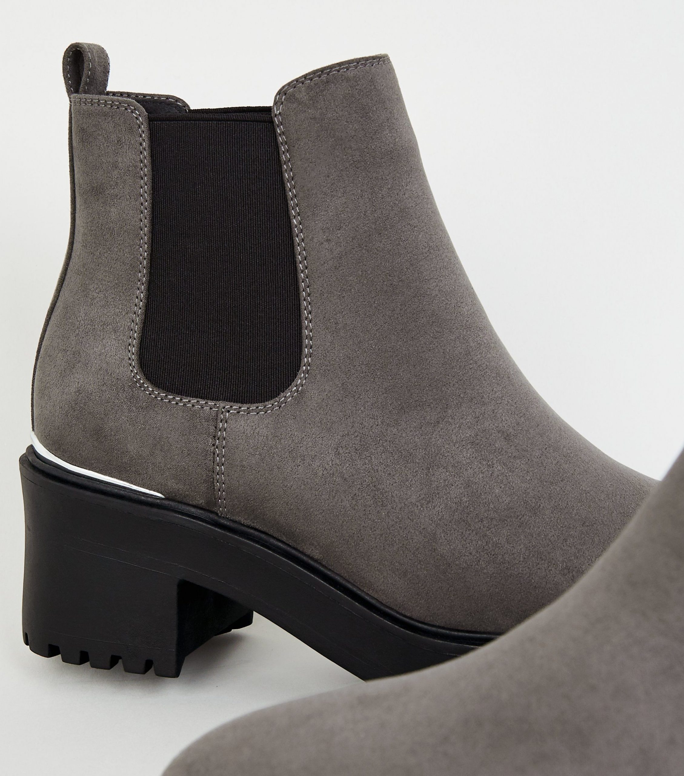 Newlook - Bottines Chelsea grises en suédine à talon épais 4