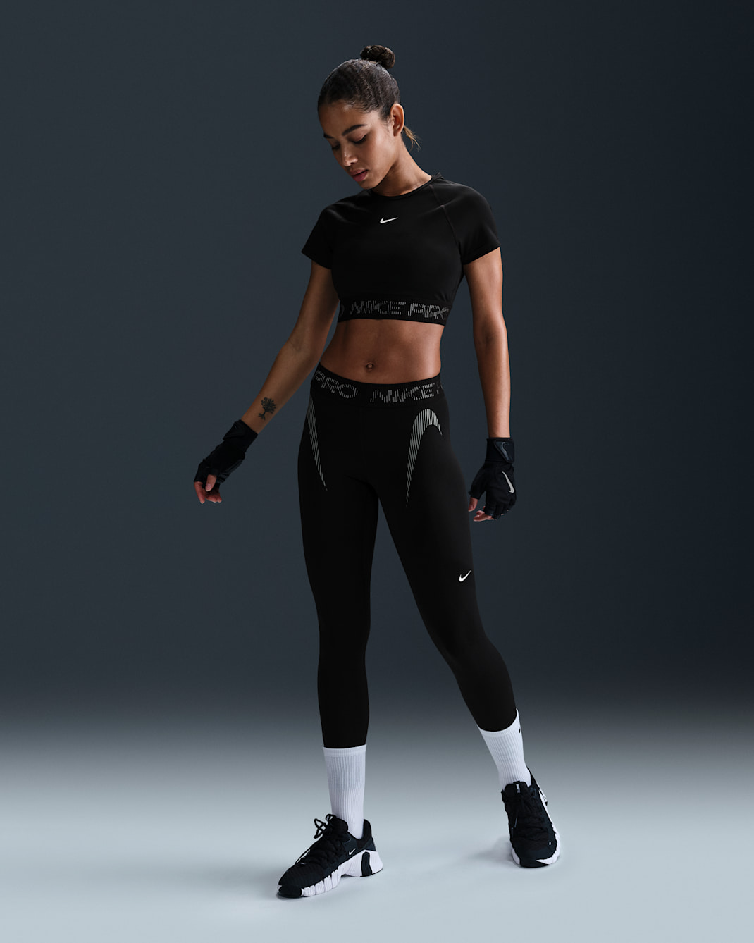 Nike – Nike Pro Leggings graphiques 7/8 taille mi-haute – Noir/Gris froid/Blanc/Blanc - Nike