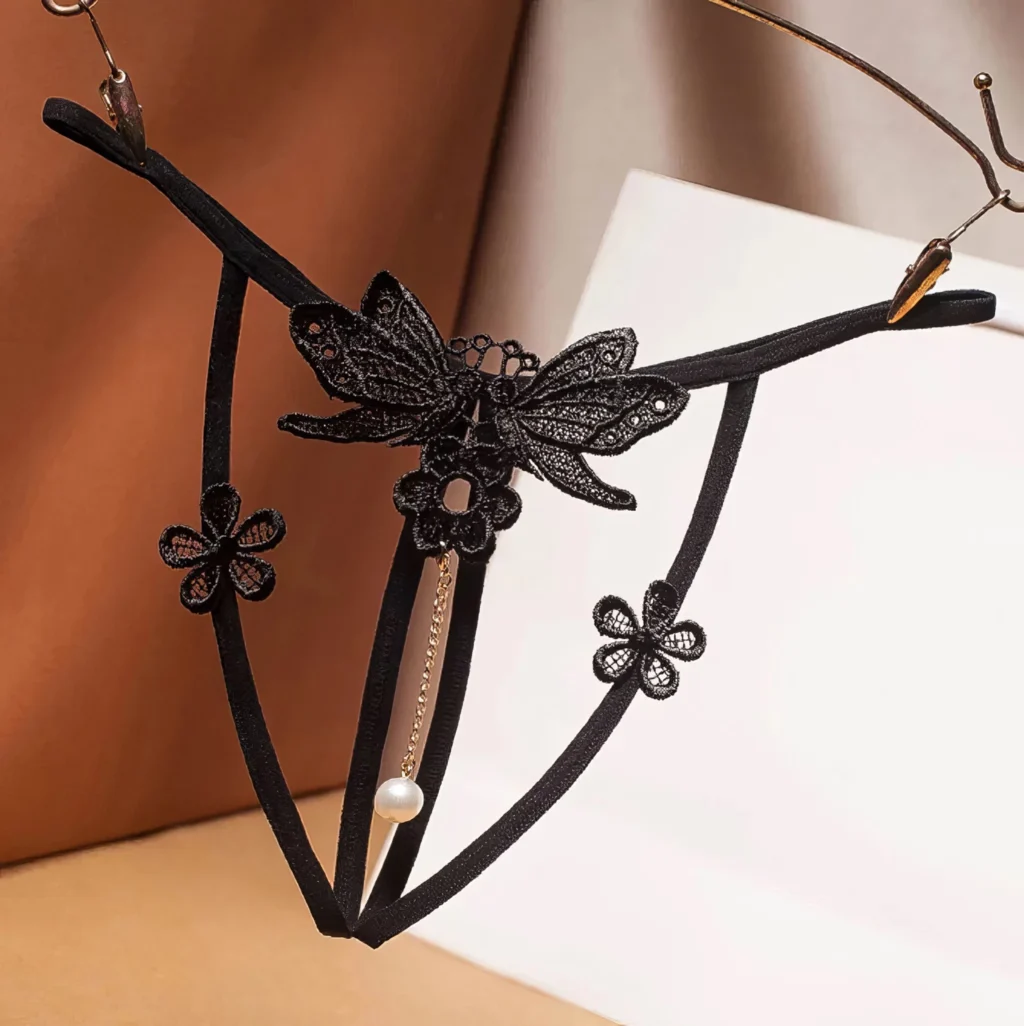 Butterfly Intimates – String Papillon Perlé Séduction Délicate Bordeaux