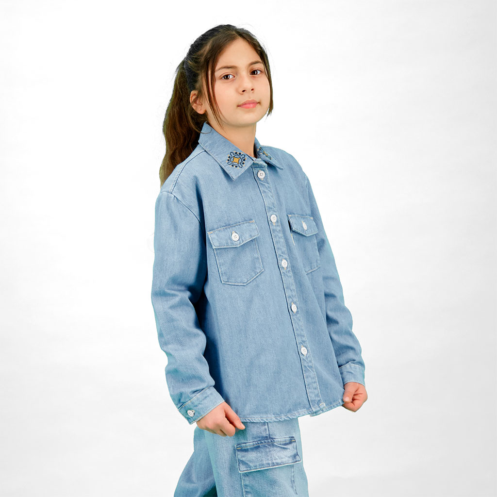 Kontakt – Chemise oversized fille en jeans avec broderie sur le col – Bleu Clair