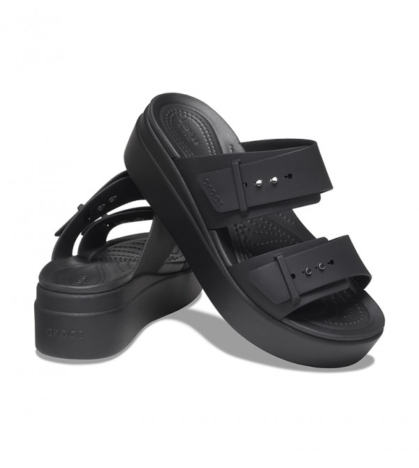 Crocs - Sandales compensées basses Brooklyn pour femmes - Noir 3