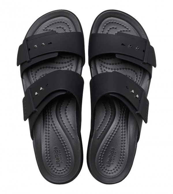 Crocs - Sandales compensées basses Brooklyn pour femmes - Noir 4