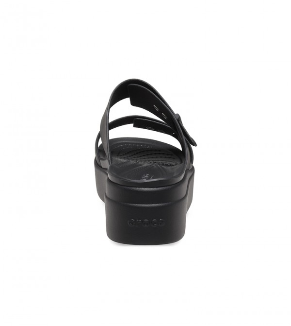 Crocs - Sandales compensées basses Brooklyn pour femmes - Noir 7