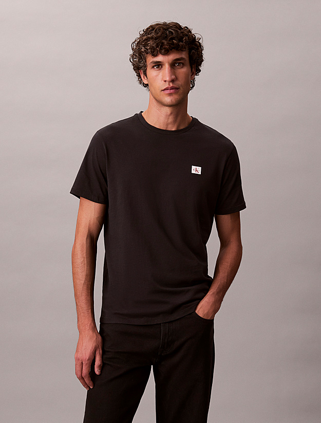 Calvin Klein – T-shirt en coton avec insigne – Noir