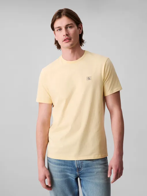 Calvin Klein – T-shirt en coton avec insigne – Jaune Clair