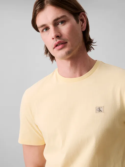 Calvin Klein - T-shirt en coton avec insigne - Jaune Clair 3