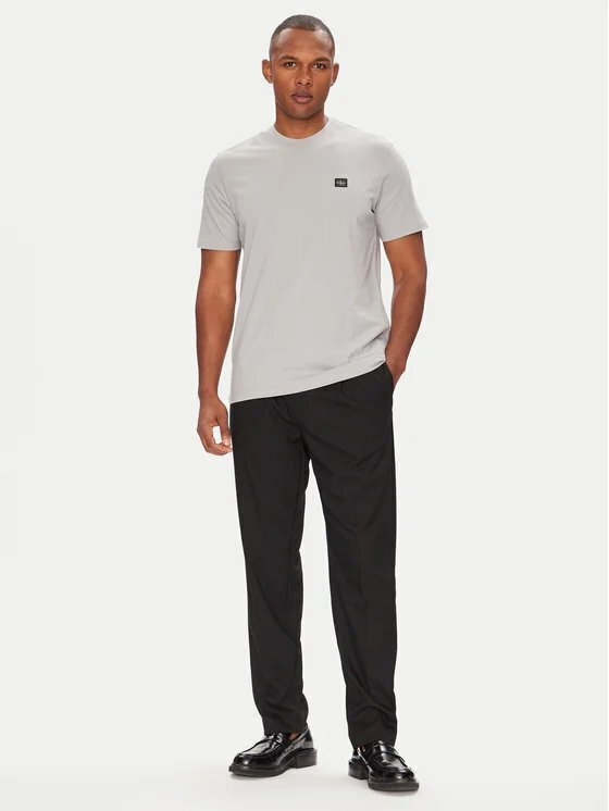 Calvin Klein – T-shirt en coton avec insigne – Gris