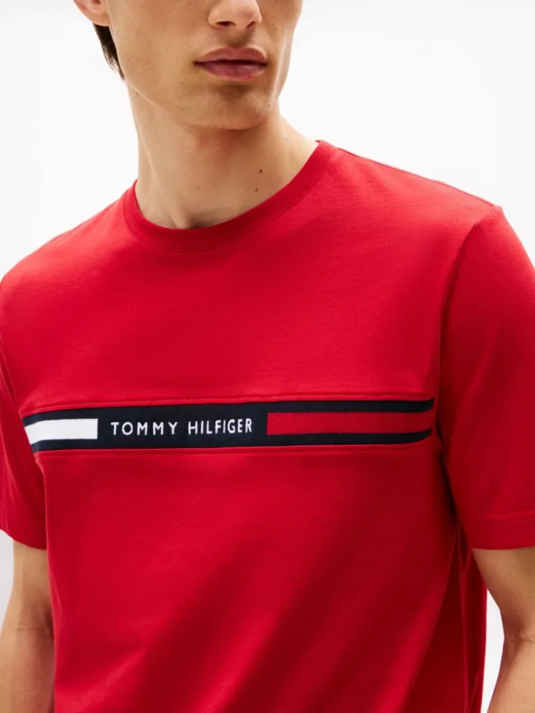 Tommy Hilfiger - T-shirt à col rond et empiècement logo - Rouge 2